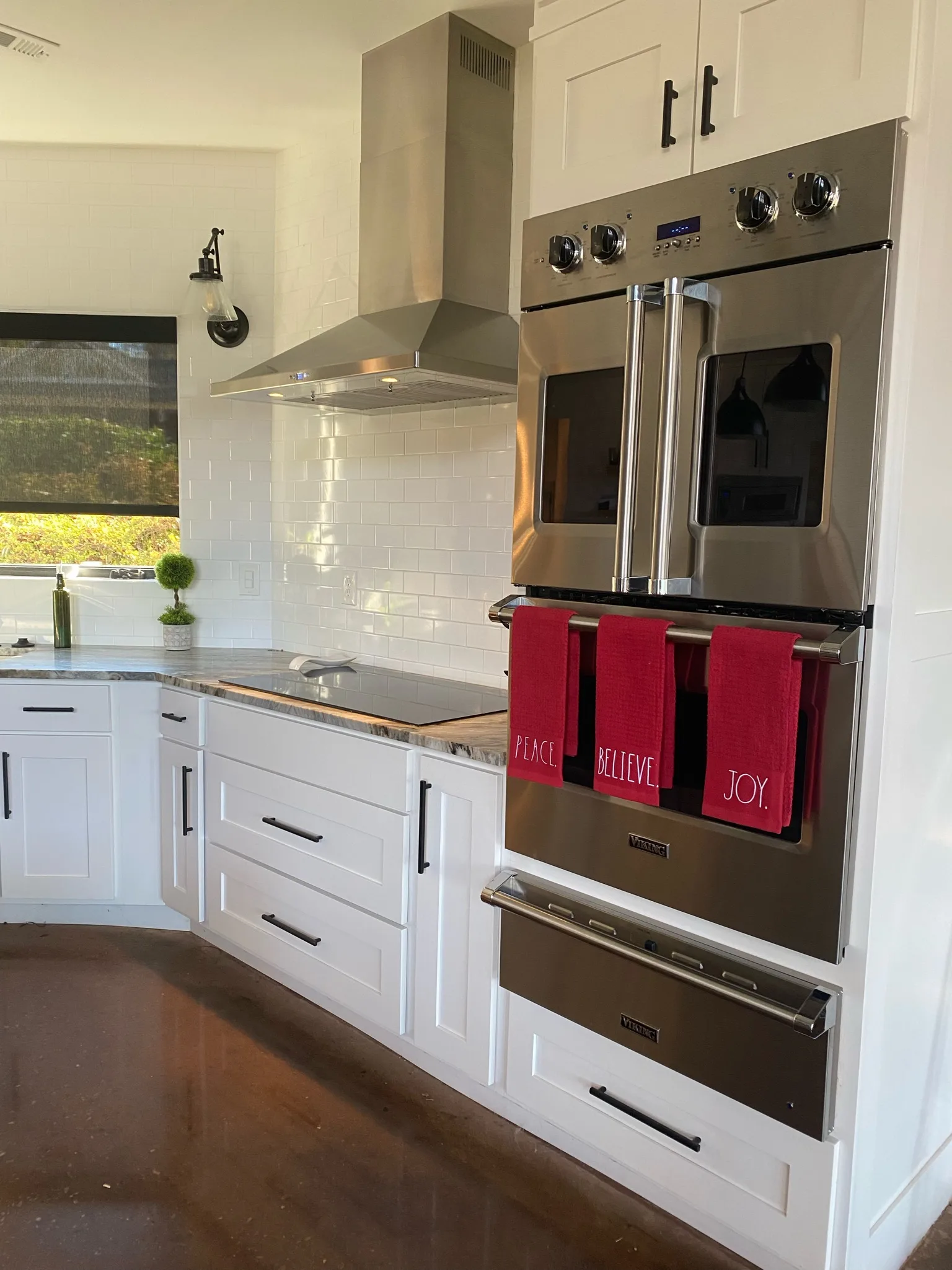 White shaker kitchen with Viking double oven and range hood by Sims Custom Woodwork.